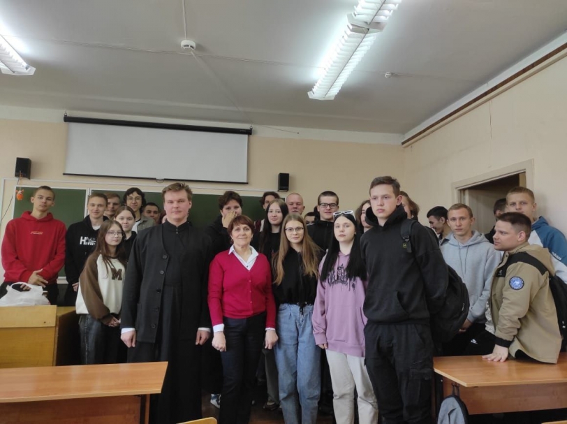 Сегодня в колледже состоялась встреча с выпускником Уткиным Дмитрием, который обучается в  Рязанской семинарии